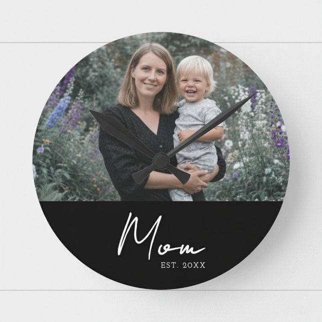 Mom Established Modern White Script Photo Runde Wanduhr (Von Creator hochgeladen)