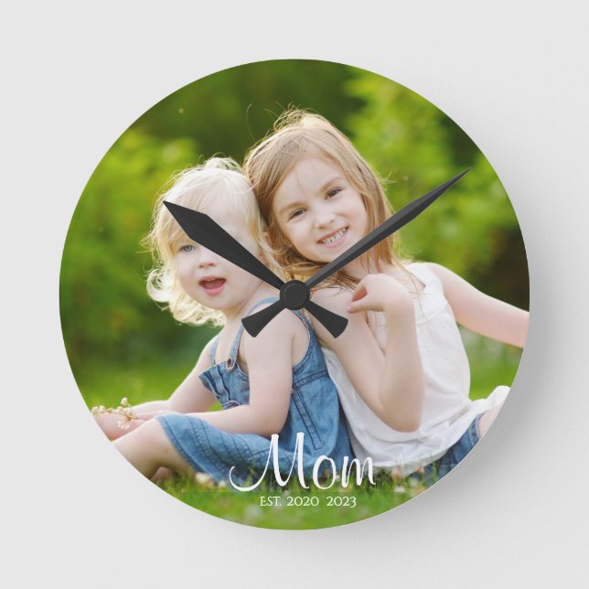 Mom Established Modern White Script Photo Runde Wanduhr (Vorderseite)
