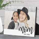 Mom Established Mother's Day Gift Photo Fotoplatte<br><div class="desc">Simple Mom Personalized Standing Photo Plaque. Celebrate motherhood with this minimalist design featuring the word “mom” in lowercase serif font for a warm and playful look. A white band runs along the bottom, where the text overlaps between the white and the photo for a clean, modern touch. You can add...</div>