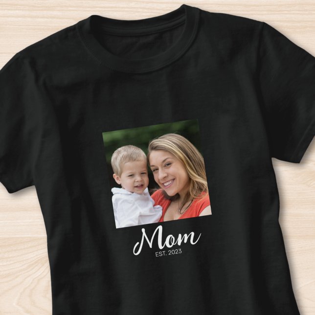 Mom Established Script Photo  T-Shirt (Von Creator hochgeladen)
