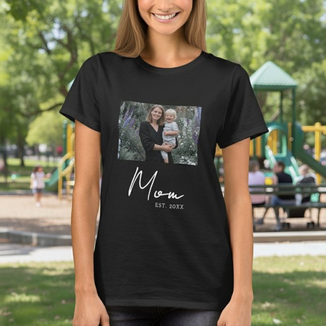 Mom Established Script Photo T-Shirt (Von Creator hochgeladen)