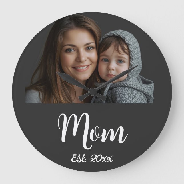Mom Established Year Black Modern Script  Große Wanduhr (Vorderseite)