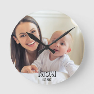 Mom Foto Minimales Schwarz Typography Gründungsjah Runde Wanduhr
