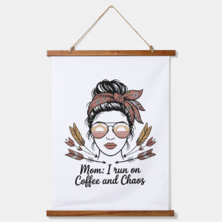 Mom I Run On Coffee And Chaos Wandteppich Mit Holzrahmen