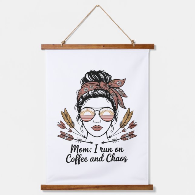 Mom I Run On Coffee And Chaos Wandteppich Mit Holzrahmen (Vorderseite)