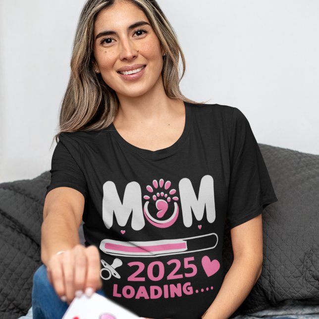 Mom Loading 2025  – Cute Pregnancy Announcement T-Shirt (Von Creator hochgeladen)