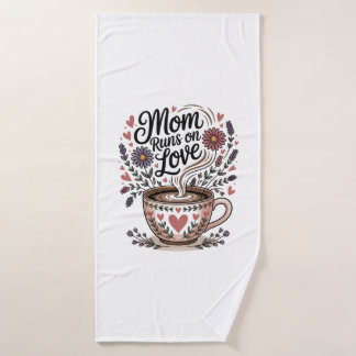 Mom Runs On Love Badehandtuch