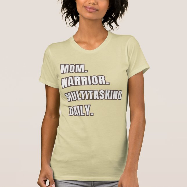 Mom Warrior Multitasking Daily Mom Gift2026 Creme  T-Shirt (Vorderseite)