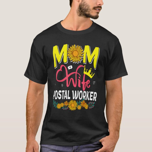 Mom Wife Postal Worker Cute Floral Sunflowers Moth T-Shirt (Vorderseite)