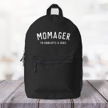 Momager | Moderner Leiter der Mama Kindernamen Bedruckter Rucksack<br><div class="desc">Einfaches,  stilvolles "Momager"-Kunstdesign mit moderner,  minimalistischer Typografie in Weiß in einem fett-trendigen Stil auf schwarzem Hintergrund. Das perfekte Geschenk oder Accessoire für den Muttertag,  den Geburtstag Ihrer Mama oder einfach nur weil! Die Wörter können leicht mit Ihrer eigenen Nachricht für ein Geschenk so einzigartig wie Sie sind personalisiert werden!</div>