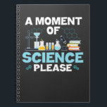 Moment der Wissenschaft Funny Chemistry Scientist Notizblock<br><div class="desc">Das perfekte Geschenk, wenn Sie Chemie lehren oder ein Lehrer für Naturwissenschaften in der Schule oder Universität sind. Einen Moment der Wissenschaft bitte. Ein lustiges Science-Apparel.</div>