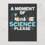 Moment der Wissenschaft Funny Chemistry Scientist  Postkarte<br><div class="desc">Das perfekte Geschenk,  wenn Sie Chemie lehren oder ein Lehrer für Naturwissenschaften in der Schule oder Universität sind. Einen Moment der Wissenschaft bitte. Ein lustiges Science-Apparel.</div>