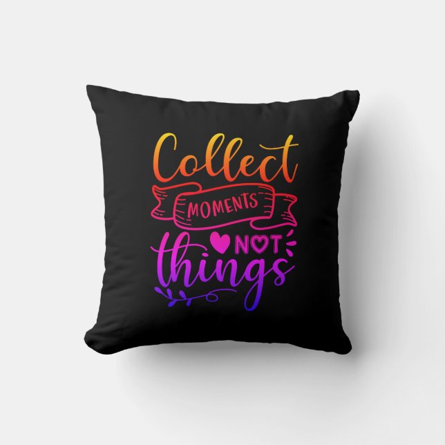 Momente sammeln, nicht Dinge Pillow Kissen (Vorderseite)