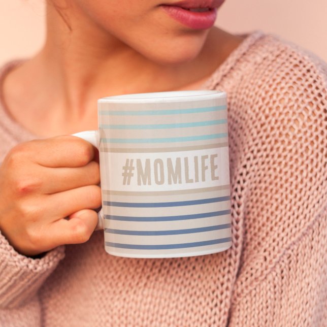 Momlife Hashtag beige blau und weiß Kaffeetasse (Von Creator hochgeladen)