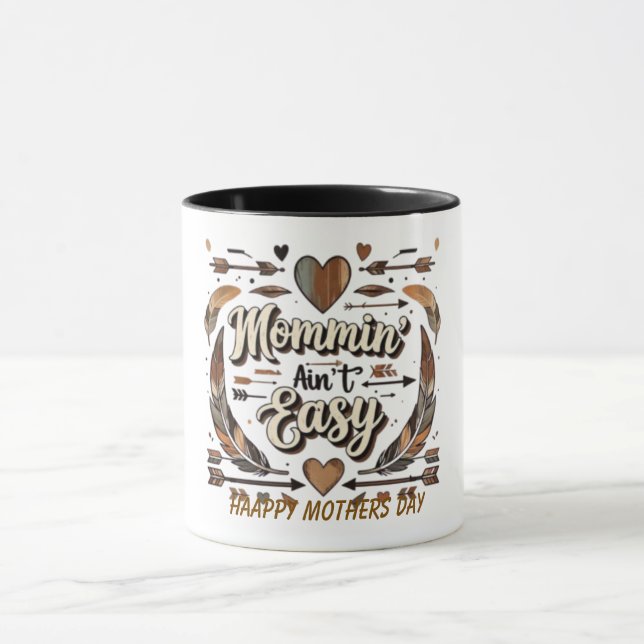 Mommin' Ain't Easy Arrows Feathers Mütter Day Tasse (Zentrum)