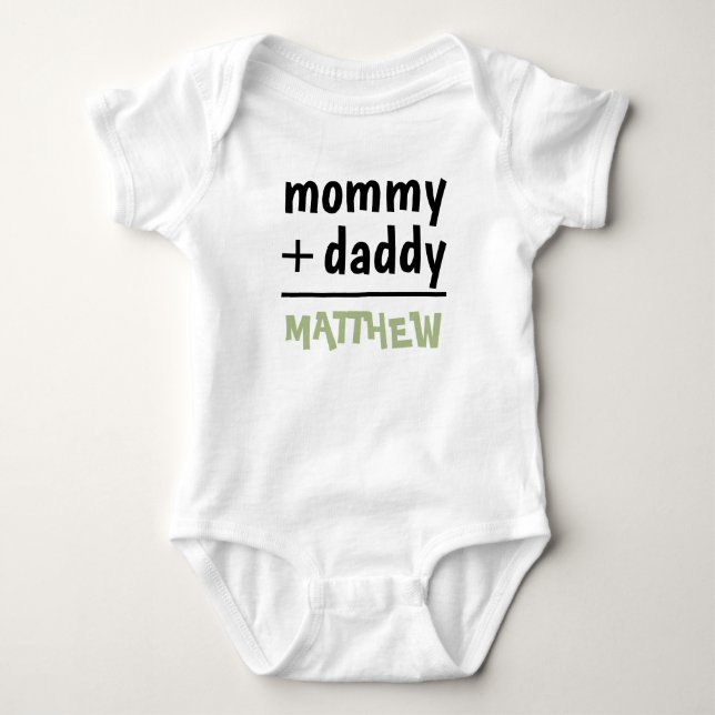 Mommy Daddy Baby Boy Name Green Text Baby Dusche Baby Strampler (Vorderseite)
