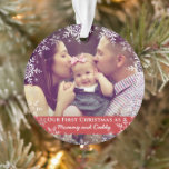 Mommy Daddy First Christmas Snowflakes Rotes Foto Ornament<br><div class="desc">Dieses süße Design bietet Schneeflocken aus Weiß und Silber mit Platz für ein Foto, um den Neuen Weihnachten zu gedenken! Die Kollektion der Koordinationsprodukte ist in unserem Shop, zazzle.com/store/doodlelulu, erhältlich. Kontaktieren Sie uns, wenn Sie dieses Design für ein bestimmtes Produkt verwenden möchten, um Ihr eigenes, einzigartiges Match zu erstellen! Vielen...</div>