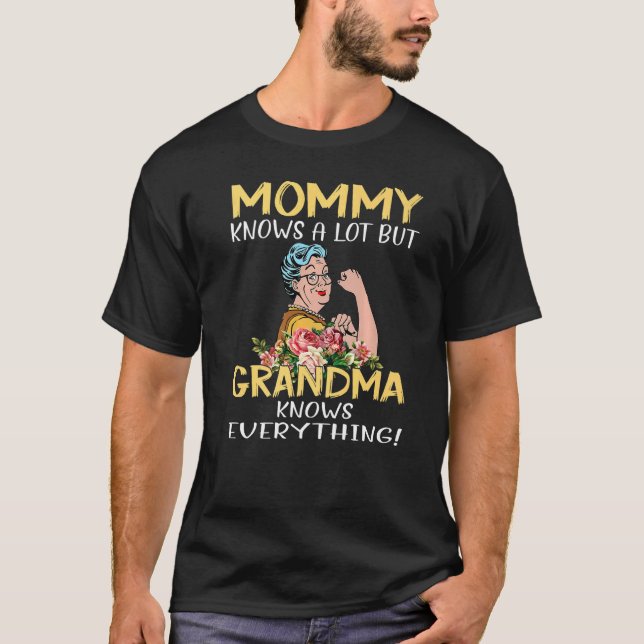 Mommy Knows A Lot But Grandma Knows Everything   T-Shirt (Vorderseite)