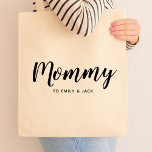 Mommy | Moderne Mama Kinder heißen Muttertag Tragetasche<br><div class="desc">Einfach,  stilvolles "Mommy" individuelles Design in moderner minimalistischer Typografie,  das leicht mit Kindernamen oder Ihrer eigenen Botschaft personalisiert werden kann. Das perfekte Geschenk für eine junge Mutter,  einen Muttertag,  einen Geburtstag oder einfach nur,  weil!</div>