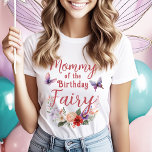 Mommy of the Birthday Fairy Parent's Party T-Shirt<br><div class="desc">Feiern Sie Ihren ganz besonderen Tag mit unserem T-Shirt "Mutter der Geburtstagsfeier". Dieses bezaubernde Hemd besticht durch seine skurrilen Fonts und einen zauberhaften Blumenstrauß mit Schmetterlingen, der perfekt zu der Farbpalette unserer Fairy First Birthday Kollektion passt. Dieses aus weichem, hochwertigem Stoff gefertigte Hemd sorgt für Komfort und Eleganz für die...</div>