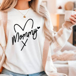 Mommy Simple Modern Script Typografy Heart<br><div class="desc">Mommy Simple Modern Script Typografy Heart Women's Fashion T - Shirt Top enthält den Text "Mommy" in einer lustigen modernen Drehbücher Typografie Akzente niedliche Herzen. Perfekt als Geschenk für Mama zum Geburtstag,  Weihnachten,  Muttertag und vieles mehr. Von Evco Studio entworfen www.zazzle.com/store/evcostudio</div>