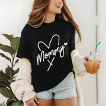 Mommy Simple Modern Script Typografy Heart T-Shirt<br><div class="desc">Mommy Simple Modern Script Typografy Heart Women's Fashion T - Shirt Top enthält den Text "Mommy" in einer lustigen modernen Drehbücher Typografie Akzente niedliche Herzen. Perfekt als Geschenk für Mama zum Geburtstag,  Weihnachten,  Muttertag und vieles mehr. Von Evco Studio entworfen www.zazzle.com/store/evcostudio</div>