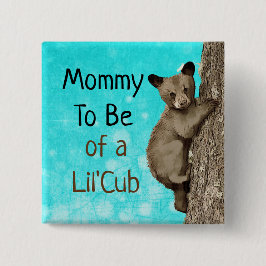 Mommy wird von einer kleinen Kub Baby Dusche Button