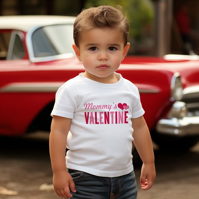 Mommy's Valentine Red and Pink Hearts Baby T-shirt (Von Creator hochgeladen)