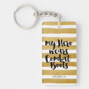 Mon héros porte des bottes de combat