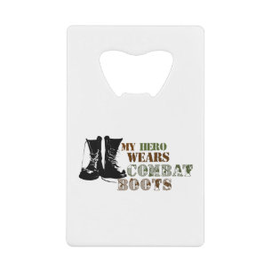 Mon héros porte des bottes de combat