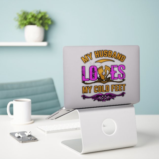 Mon mari adore mes pieds froids Vinyl Sticker (Ordinateur portable sur le bureau)