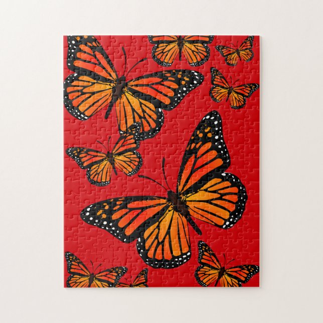 Monarch Butterfliegen auf Rot (Vertikal)