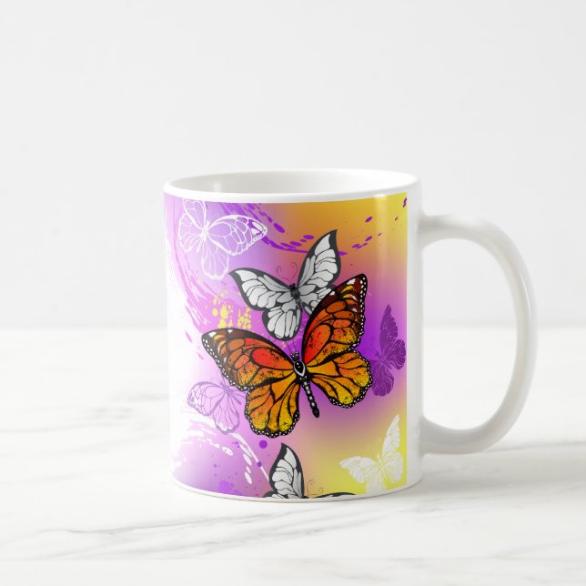 Monarch Butterflies on Purple Background Kaffeetasse (Rechts)
