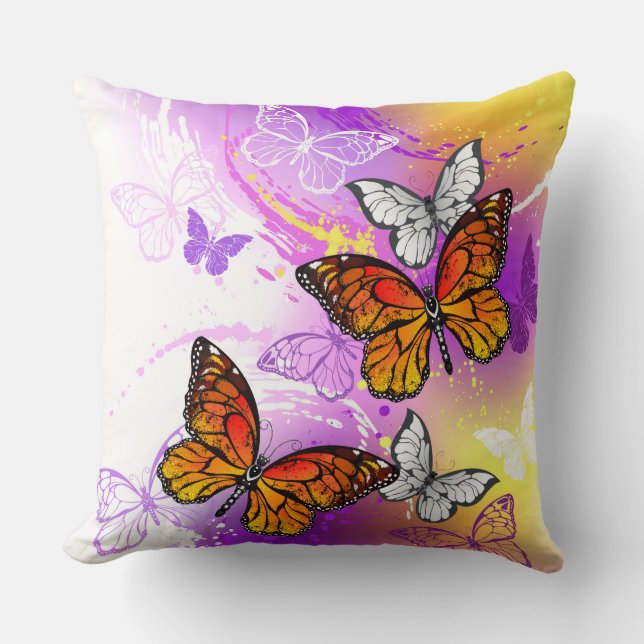 Monarch Butterflies on Purple Background Kissen (Vorderseite)