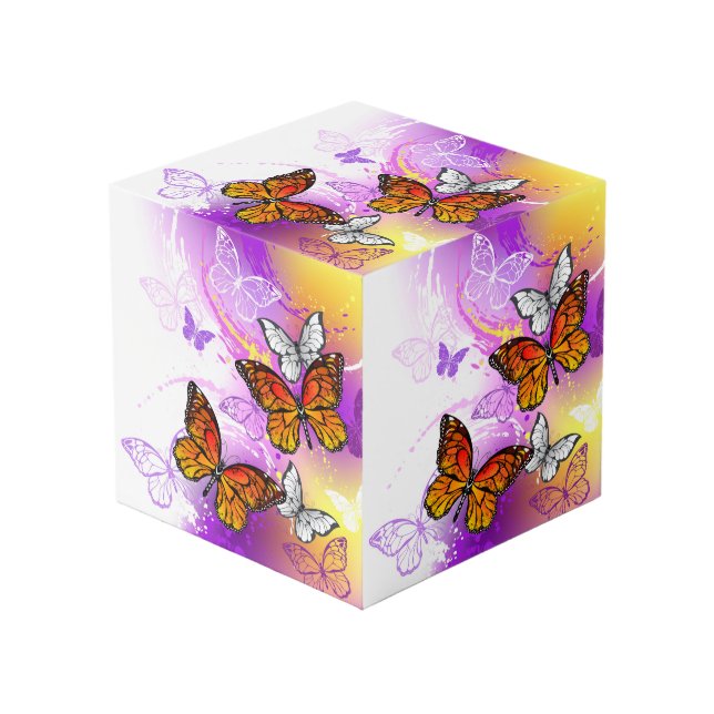 Monarch Butterflies on Purple Background Würfel (Vorderseite Schrägansicht)