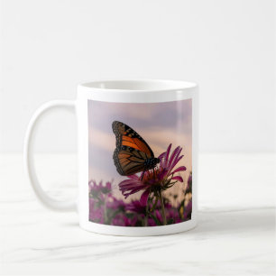 Monarch Butterfly auf Blume Kaffeetasse