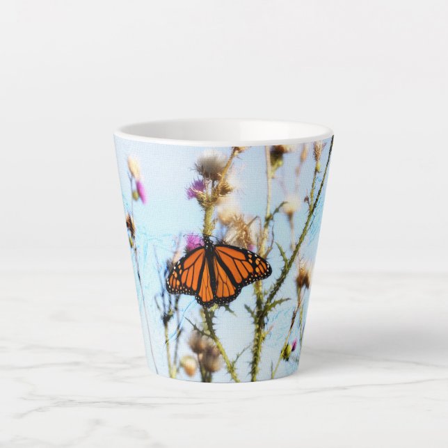 Monarch Butterfly auf dem Lila Thistle Bush Milchtasse (Vorderseite)