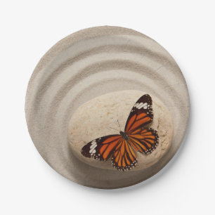 Monarch Butterfly auf dem Stein im Zen-Garten Pappteller