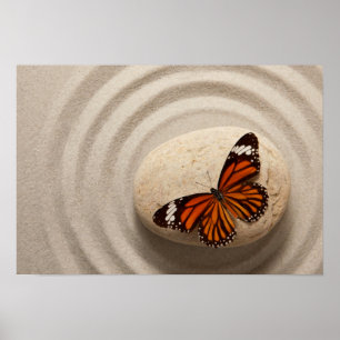 Monarch Butterfly auf dem Stein im Zen-Garten Poster