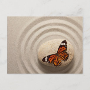 Monarch Butterfly auf dem Stein im Zen-Garten Postkarte