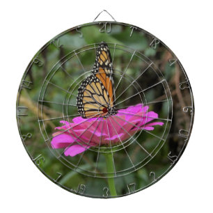 Monarch Butterfly auf der Hübschen rosa Zinnia-Blu Dartscheibe
