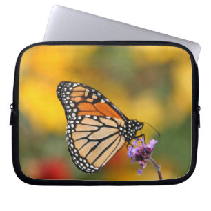 Monarch Butterfly auf der Suche nach Pollen Laptopschutzhülle