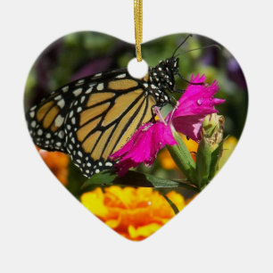 Monarch Butterfly auf einem rosa Märchenschmuck Keramik Ornament