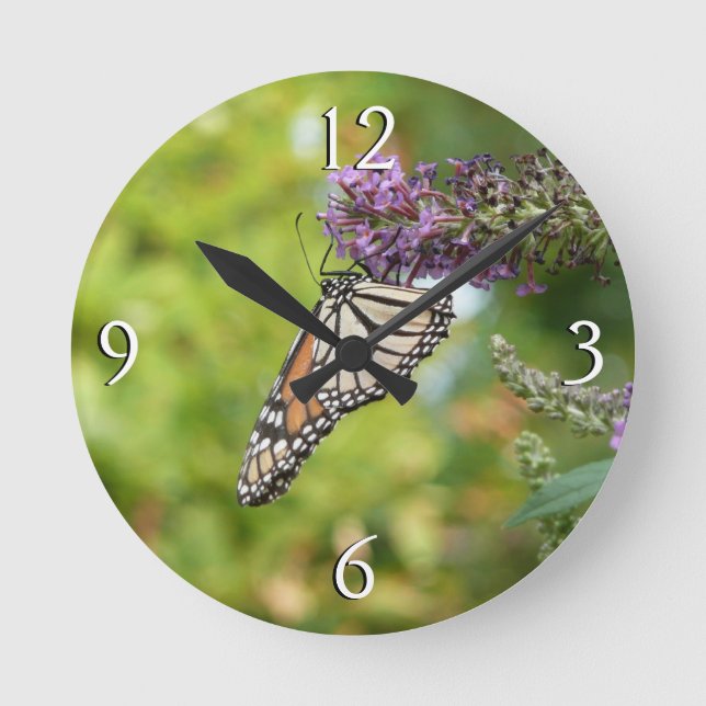 Monarch Butterfly auf Lila Schmetterling Bush Runde Wanduhr (Vorderseite)