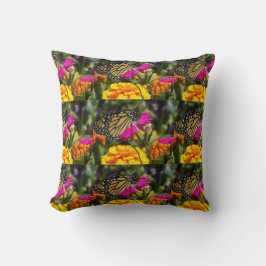 Monarch Butterfly auf Pink Marigold Kissen