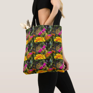 Monarch Butterfly auf Pink Marigold Tasche