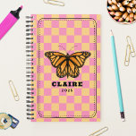 Monarch Butterfly Checkerboard Planer<br><div class="desc">Monarchschmetterlingsbild auf einem rosa und goldgelben Schachbretthintergrund mit schwarzem Rahmen und Vorlagen für Name und Jahr.</div>
