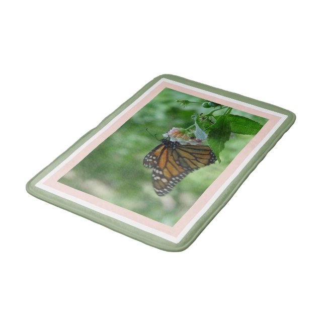 Monarch Butterfly Geometric Blush Pink GreenFILL Badematte (Schrägansicht)