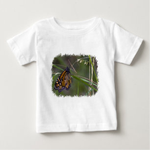 Monarch Butterfly im Gras Baby T-shirt