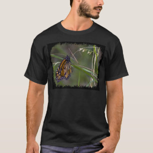 Monarch Butterfly im Gras T-Shirt